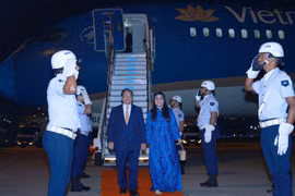 PM Pham Minh Chinh and his spouse set foot at Galeao Airport in Rio de Janeiro city on early July 5 morning (local time). (Photo: VNA)