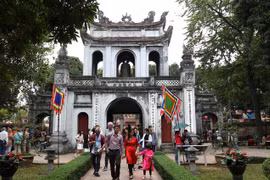 Visitors at the Temple of Literature in Hanoi (Photo: VNA)