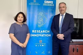 Vietnamese Ambassador to Greece Pham Thi Thu Huong (L) and Greece’s Deputy Minister for Research and Innovation under the Ministry of Development Stavros Kalafatis (Photo: VNA)