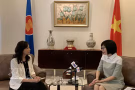 Ambassador Ton Thi Ngoc Huong (right), Permanent Representative of Vietnam to ASEAN, grants an interview to the Vietnam News Agency. (Photo: VNA)