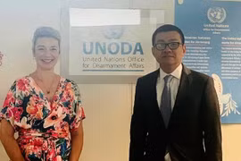 Vietnamese Ambassador Vu Le Thai Hoang (right) and Chief of the UN Office for Disarmament Affairs (UNODA) at Vienna Rebecca Jovin (Photo: Nhan dan Newspaper)