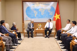 Deputy Prime Minister Ho Quoc Dung (right) receives Professor Tran Thanh Van, President of the Rencontres du Vietnam Association and Director of the International Centre for Interdisciplinary Science and Education (ICISE), in Hanoi on July 15. (Photo published by VNA)