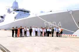 Representatives of Vietnam's law enforcement forces and the Royal Netherlands Navy frigate HNLMS De Ruyter pose for a group photo in Hai Phong on May 29. (Photo: VNA)