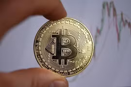 A Bitcoin symbol. Vietnam has introduced penalties for investors, service providers and issuers under new rules governing its pilot crypto asset market. (Illustrative photo: AFP/VNA)