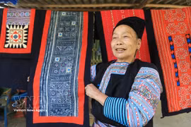 The Mong people of Pa Co commune, Phu Tho province, always take great pride in their traditional brocade products. (Photo: VNA)