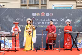 Vietnamese artists play traditional musical instruments at the festival held in Karlovy Vary city, the Czech Republic, on June 5. (Photo: VNA)