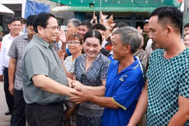 PM Pham Minh Chinh visits residents in Binh My commune of An Giang province on July 20. (Photo: VNA)
