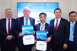 EVP of Vietnam Airlines Nguyen Chien Thang and SMBC Aviation Capital Chief Commercial Officer Barry Flannery exchange signed agreements in the presence of senior executives from both parties. (Photo courtesy of Vietnam Airlines)