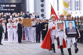 The portrait and coffin of former State President Tran Duc Luong are transferred to the hearse following the memorial service at the National Funeral Hall in Hanoi on May 25 morning. (Photo: VNA)