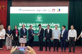 Representatives of the Australian Embassy in Vietnam, STAMEQ and project partners attend the handover ceremony for the V-Standard platform in Hanoi on July 17. (Photo: VNS/VNA)
