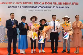 Da Nang officials welcome passengers boarding the Scoot Airlines flight on October 20. (Photo: VNA)