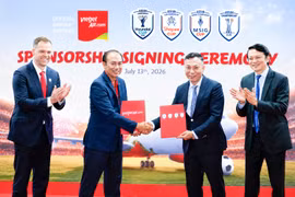 Representatives of relevant parties at the sponsorship signing ceremony on July 13, 2026 (Photo: Vietjet)