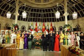 General Secretary of the Communist Party of Vietnam Central Committee and President To Lam, Myanmar President Min Aung Hlaing and their spouses in a joint photo with artists at the banquet in Hanoi on September 5 evening (Photo: VNA)