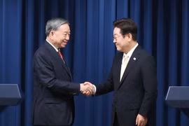 Party General Secretary To Lam (left) and President of the Republic of Korea Lee Jae Myung at the joint press briefing in Seoul on August 11 (Photo: VNA)