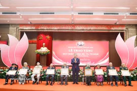 Party General Secretary and State President To Lam presents the 80-year Party membership certificates to veteran Party members at the ceremony in Hanoi on May 19, 2026. (Photo: VNA)