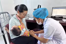 In January, pharmaceutical and health services posted a month-on-month price hike of up to 9.47%, raising the CPI by 0.51 percentage point. (Photo: VietnamPlus)