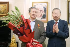 Party General Secretary To Lam (right) presents the Ho Chi Minh Order to Dinh The Huynh, former Politburo member and former permanent member of the Secretariat of the 12th Party Central Committee, on January 23. (Photo: VNA)