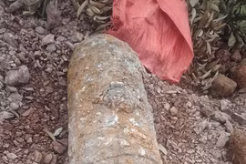 The bomb was buried about 50cm underground and found on July 8 by a resident in in Mau Son hamlet, Luc Nam commune. (Photo: VNA)