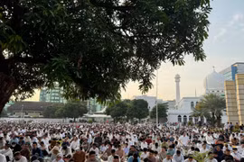 Indonesian Muslims gather outside Al-Azhar Great Mosque in Jakarta on June 6 to perform the Al-Adha 1446 Hijriah prayer. (Photo: VNA)