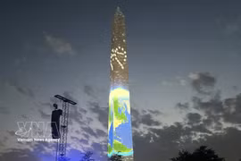 The "Freedom 250" symbol, along with an image of the Earth, is projected onto the Washington Monument as part of a series of events leading up to the 250th anniversary of the Independence Day of the US. (Photo: VNA)
