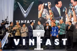 Airlangga Hartarto (fifth from right), Indonesian Coordinating Minister for Economic Affairs, and CEO of VinFast Asia Pham Sanh Chau (sixth from right) at the plant opening ceremony on December 15. (Photo: VinFast)