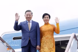 General Secretary of the Communist Party of Vietnam Central Committee To Lam and his spouse, Ngo Phuong Ly, arrive at Vnukovo international airport in Moscow on September 7 afternoon (local time). (Photo: VNA)