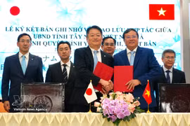 Chairman of the Tay Ninh provincial People’s Committee Le Van Han (front, right) and Yamanashi Governor Nagasaki Kotaro sign the MoU on international exchange and cooperation on May 8. (Photo: VNA)