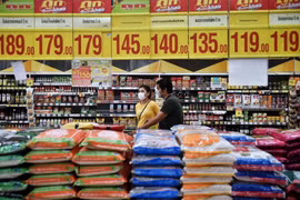 Rice bags sold at a supermarket in Bangkok, Thailand (Photo: AFP/VNA)