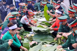 A "banh chung" making event in the Vietnam Ethnic Culture and Tourism Village (Photo: Vietnam Ethnic Culture and Tourism Village)