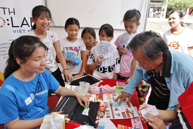 Applying digital technology can help people with print disabilities to access information more easily. (Illustrative image. Source: United Nations Development Programme in Vietnam)