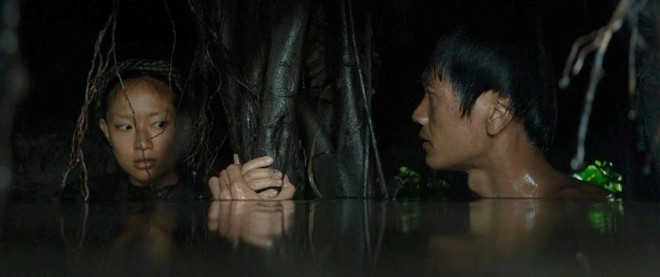 A scene featuring Ba Huong and Tu Dap. (Photo from the film) dia-dao1-1744545328667.jpg
