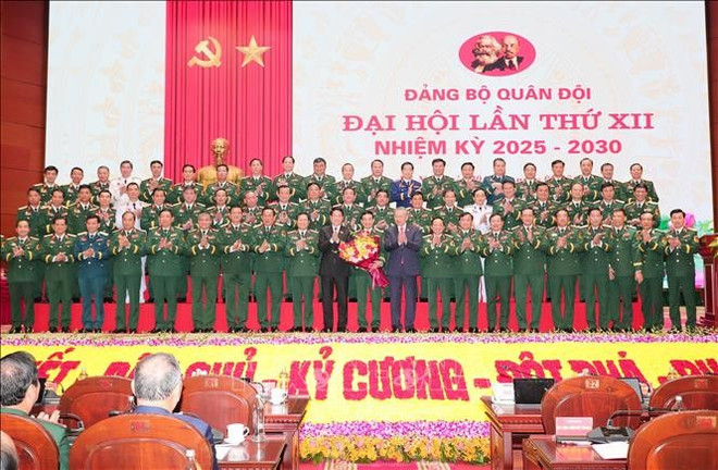 Party General Secretary To Lam, State President Luong Cuong, and the army's delegates chosen to attend the 14th National Party Congress pose for a photo at the 12th Party Congress of the Vietnam People's Army, held from September 29 to October 2, 2025. (Photo: VNA)
