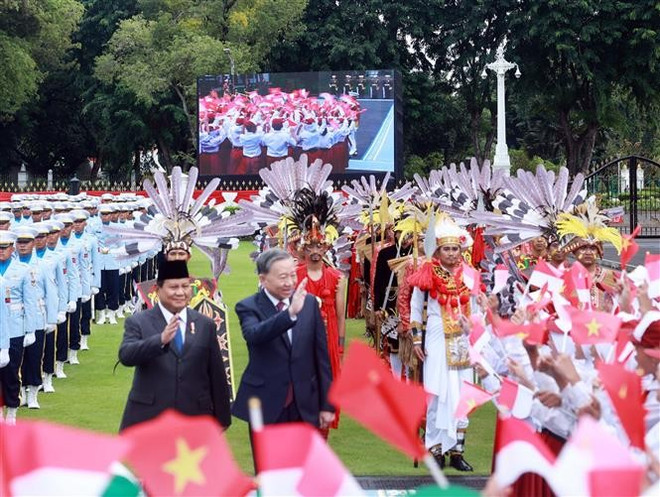 General Secretary of the CPV Central Committee To Lam and Indonesian President Prabowo Subianto at the welcome ceremony for the former in Jakarta on March 10 (Photo: VNA) indonesia-welcomes-party-leader-to-lam.jpg