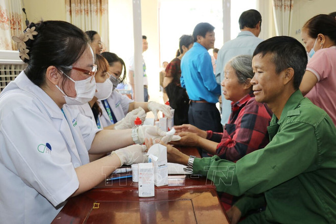 Disadvantaged people receive free health check-ups in Dong Nai province. (Photo: VNA)
