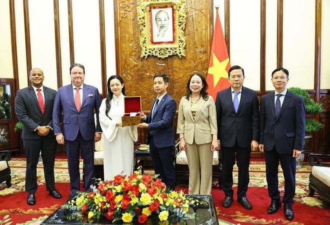 Amanda Nguyen hands over Vietnamese lotus seeds she had received from the Vietnam National Space Centre (VNSC) and carried during her journey into space. (Photo: VNA) vice-president-receives-vietnamese-american-female-astronaut-2.jpg