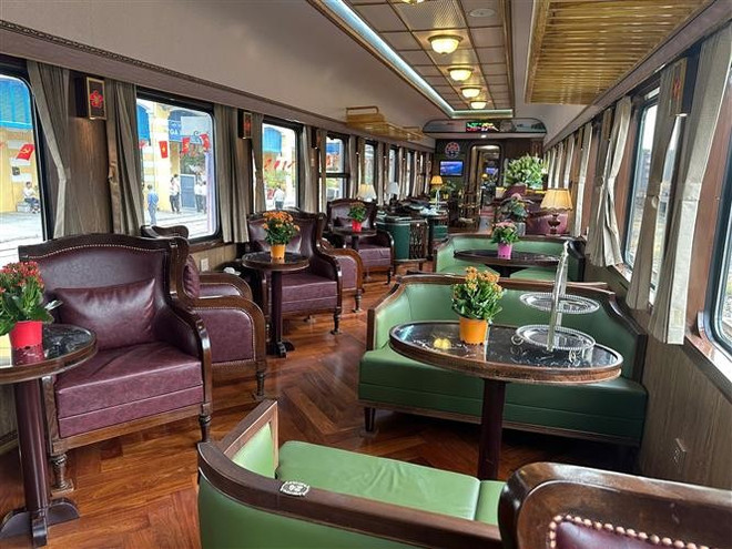 The train offers 64-seat standard carriages, including a VIP carriage with Indochine-style interiors. (Photo: VNA) railway-top-choice-for-green-tourism-in-hai-phong-1.jpg