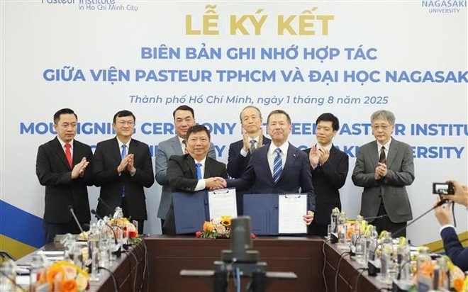 The signing ceremony of the Pasteur Institute in Ho Chi Minh City and Nagasaki University of Japan on August 1. (Photo: VNA) hcm-city-japan-disease-prevention-vna.jpg