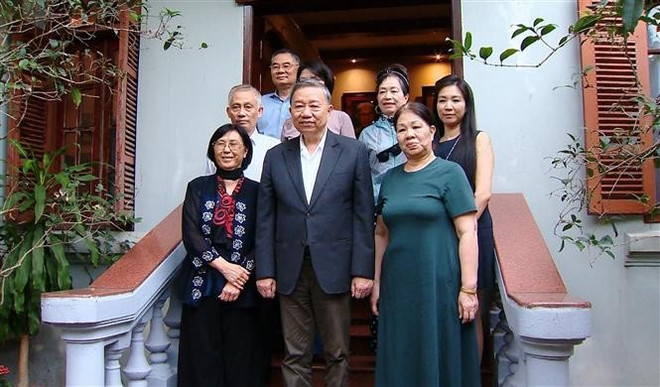 Party General Secretary To Lam and the family of General Van Tien Dung (Photo: VNA) party-chief-pays-floral-tributes-to-general-van-tien-dung.jpg