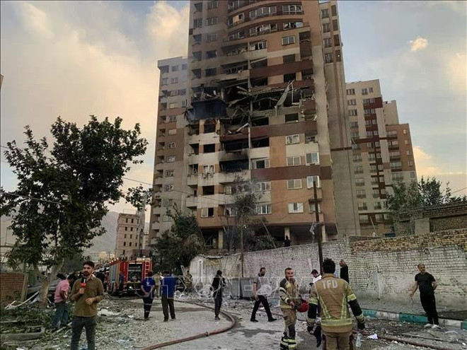 A building in Tehran, Iran damaged following an Israeli airstrike on June 13, 2025. (Photo: AA/VNA) a-building-in-tehran-iran-damaged-following-an-israeli-airstrike.jpg