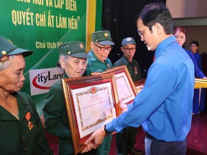 Bui Quang Huy, alternate member of the Party Central Committee, Vice President of the Vietnam Fatherland Front Central Committee and First Secretary of the Ho Chi Minh Communist Youth Union Central Committee, presents the "Glorious Youth Volunteer" medal to former youth volunteers at the ceremony. (Photo: VNA) Bui Quang Huy, alternate member of the Party Central Committee, Vice President of the Vietnam Fatherland Front Central Committee and First Secretary of the Ho Chi Minh Communist Youth Union Central Committee, presents the "Glorious Youth Volunteer" medal to former youth volunteers at the ceremony. (Photo: VNA)