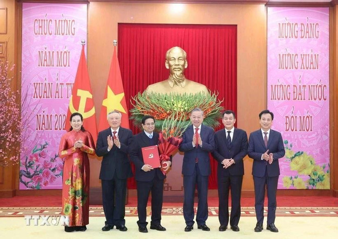Party General Secretary To Lam (third from right) hands over the decision on the establishment of the Government's Party organisation and related decisions to Prime Minister Pham Minh Chinh on February 3. (Photo: VNA) major-restructuring-of-central-party-organisations-announced.jpg