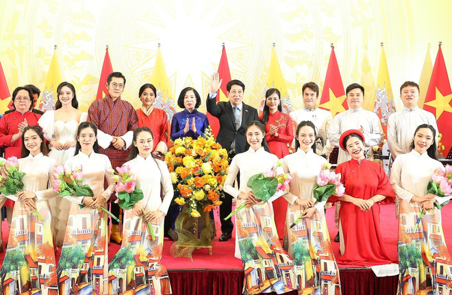 King Jigme Khesar Namgyel Wangchuck (third from left) Queen Jetsun Pema Wangchuck (fourth from left), and President Luong Cuong (sixth from left) and his spouse (fifth from left) in a photo with Vietnamese artists at the banquet in Hanoi on August 19, 2025. (Photo: VNA) joint-press-release-between-vietnam-and-bhutan.jpg