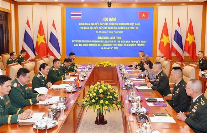 The talks between Chief of the General Staff of the Vietnam People’s Army and Deputy Minister of National Defence Gen. Nguyen Tan Cuong and Chief of Defence Forces of Thailand Gen. Songwit Noonpackdee (Photo: VNA) vietnam-thailand-pledge-to-deepen-military-ties-2.jpg