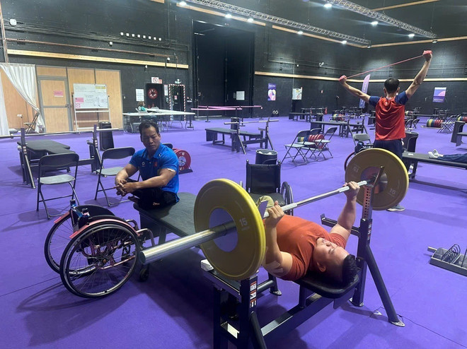 Vietnamese powerlifters Le Van Cong (in blue) and Nguyen Binh An undergo training at the 2024 Paralympics Village in France. (Photo: VNA) vietnam-seeks-ipcs-greater-support-for-paralympic-development-2.jpg