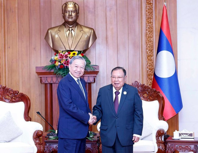 vietnamese-party-chief-visits-former-top-leaders-of-laos.jpg