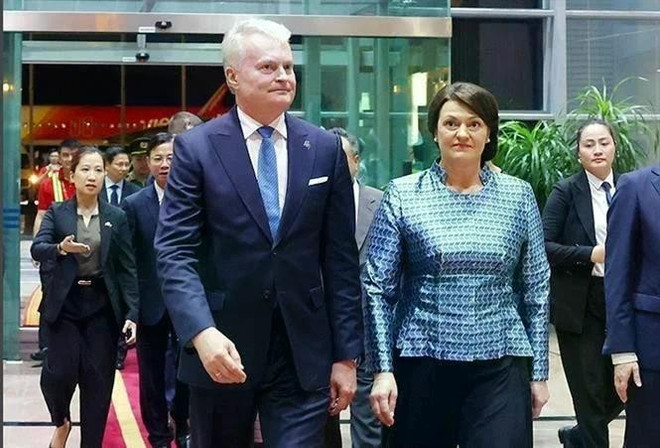 Lithuanian President Gitanas Nauseda and his spouse, Diana Nausediene, arrive in Hanoi on June 11, beginning an official visit to Vietnam. (Photo: VNA) lithuanian-president-begins-official-visit-to-vietnam.jpg