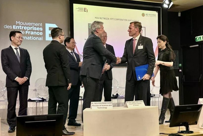 Leaders of FPT and Airbus exchange their Master Service Agreement on June 11. (Photo: VNA) vietnamese-tech-giant-fpt-secures-global-strategic-partnership-with-airbus.jpg