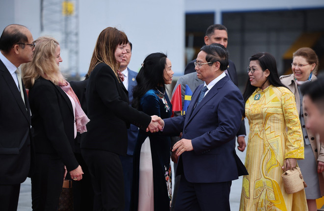 PM Pham Minh Chinh and his spouse are welcomed at Stockholm Arlanda Airport on June 11 evening. (Photo: VNA) vietnamese-pm-starts-official-visit-to-sweden-2.jpg