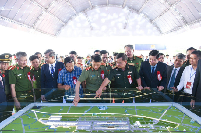 Officials view a model of Gia Binh International Airport at the ceremony. (Photo: VNA)