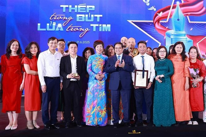 PM Pham Minh Chinh together with VNA leaders, reporters, and award winners at the ceremony in Hanoi on June 21. (Photo: VNA) 19th-national-press-awards-ceremony-2.jpg